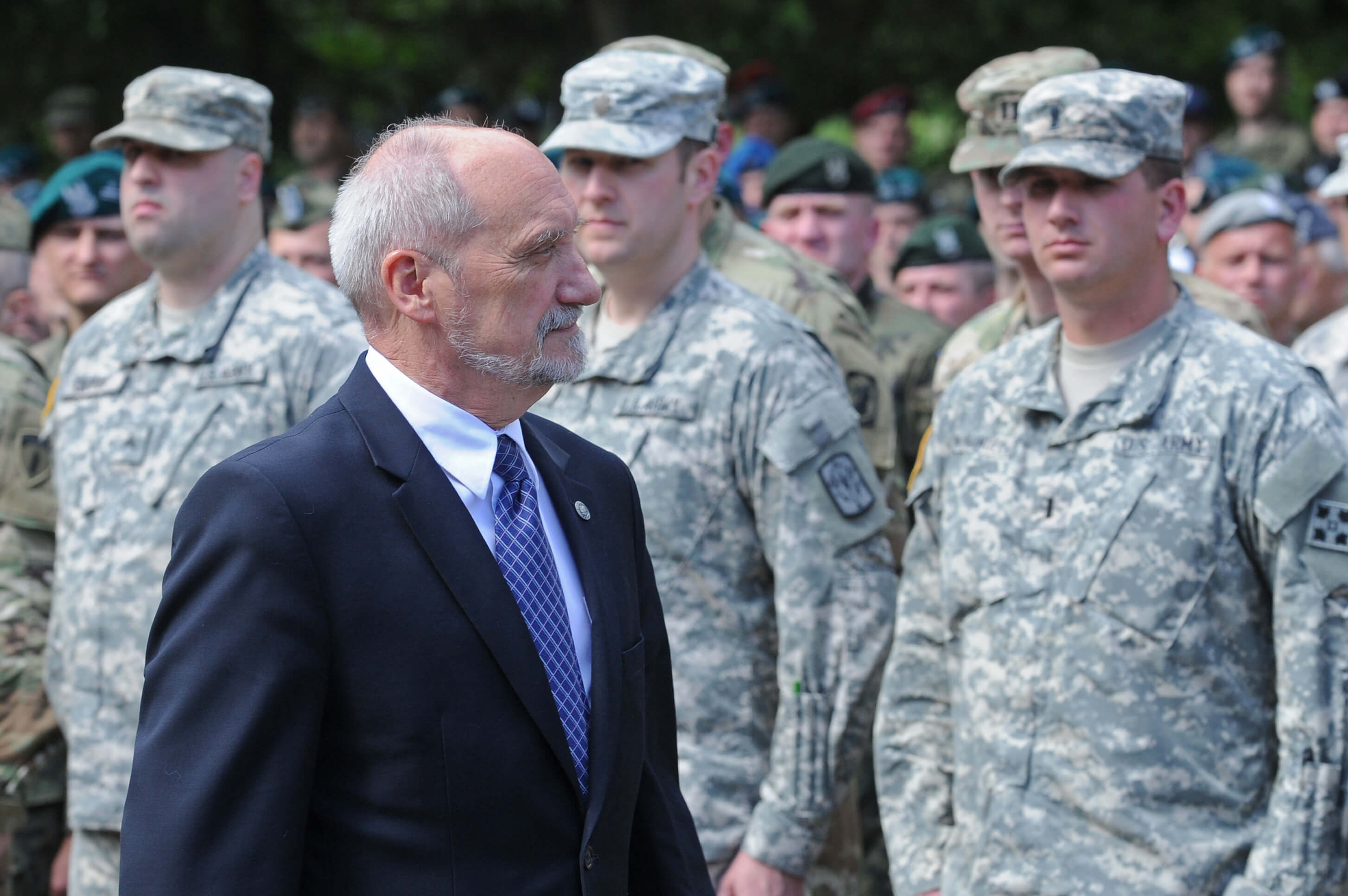 Polish defense minister standing in front of US troops at the Anaconda-16 exercise