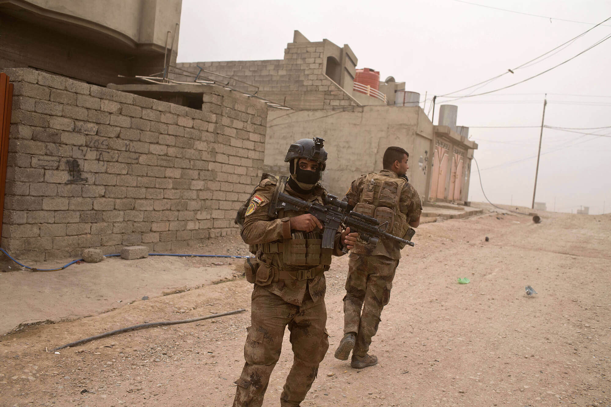 Image of two Iraqi soldiers entering Mosul