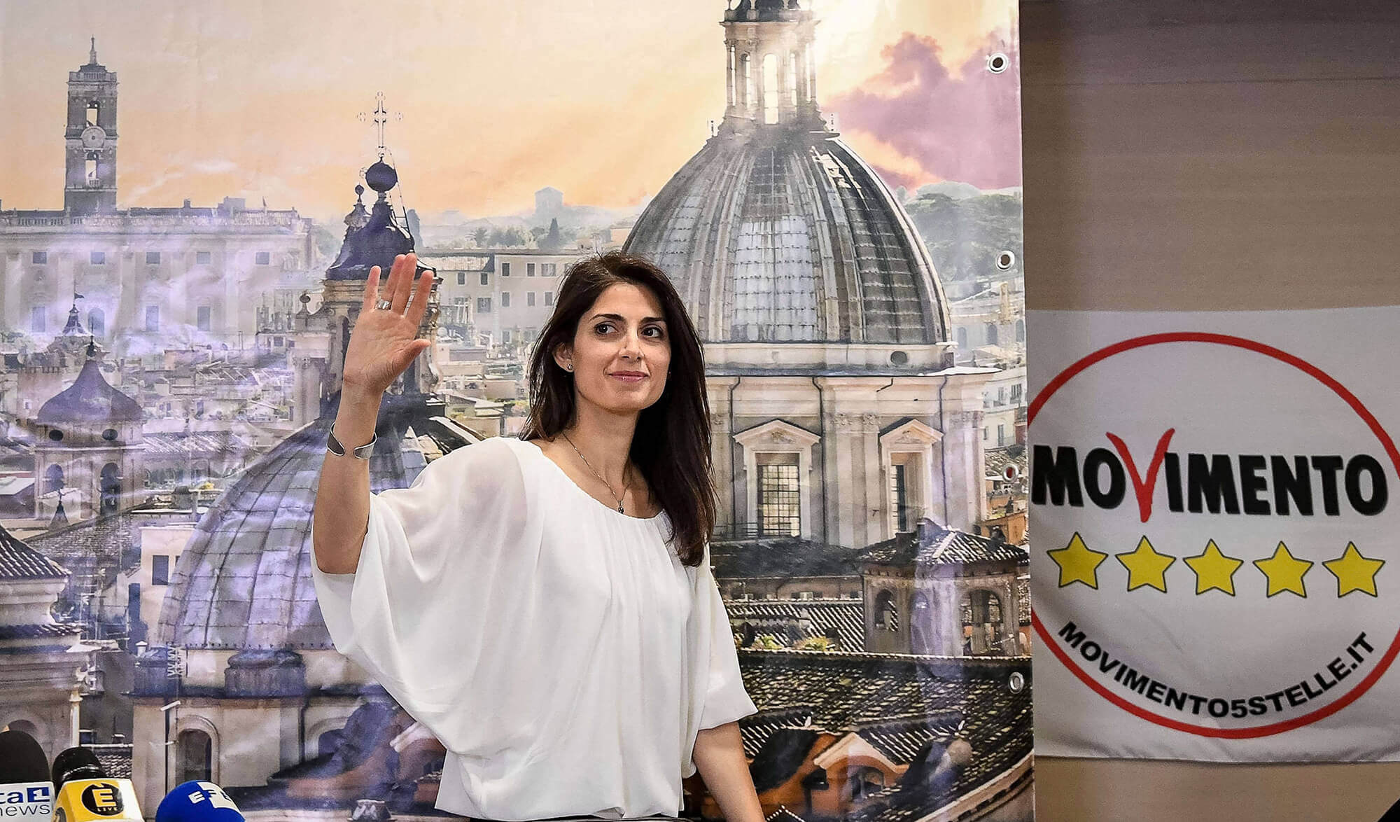 Image of Virginia Raggi waving to the crowd.