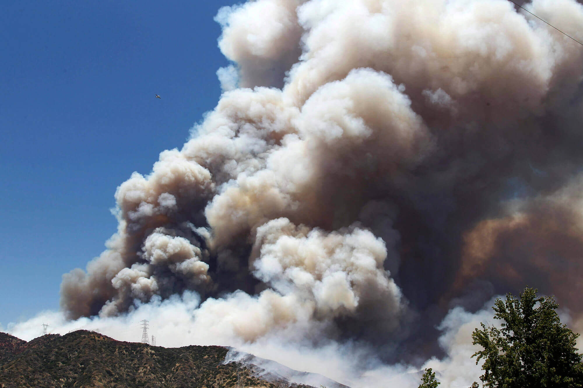 Image of smoke from wildfires in the sky in California