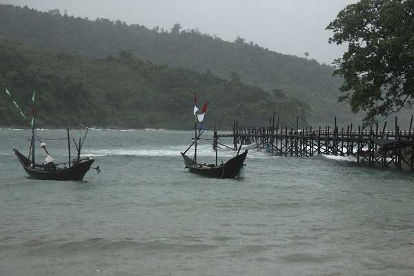 Fishing Vessels Help Recover Bodies