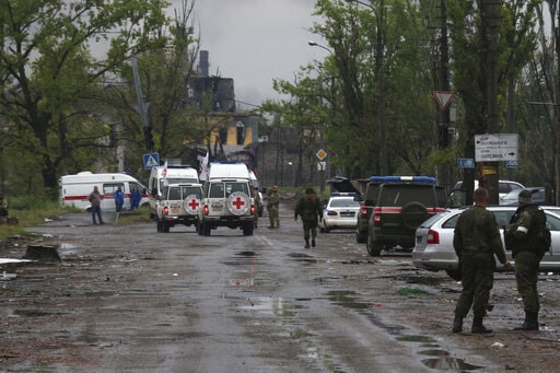 Ukraine and Russia trade Mariupol prisoners