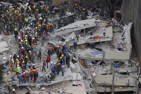 Volunteers search for survivors after the earthquake in mexico